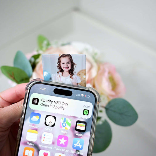 Best-selling custom photo magnets made in Canada – personalized fridge magnets with your photos Featured custom photo magnets with vibrant print and glossy finish – personalized photo gifts Personalized wedding thank you photo magnets – elegant keepsakes